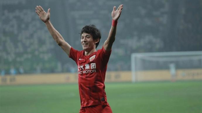 乐鱼体育登录入口-36 岁 “老黄忠” 王燊超再战一年,“带刀侍卫”靠啥关键时刻总能进球?